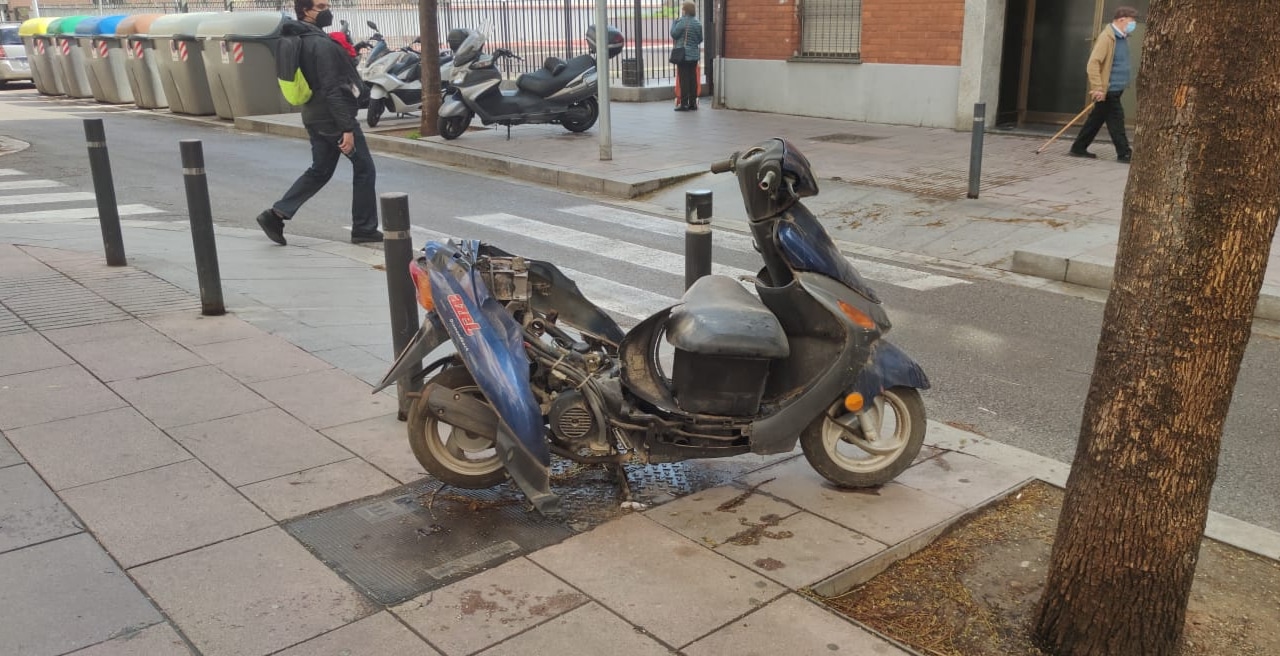 Moto abandonada en calle Alcudia